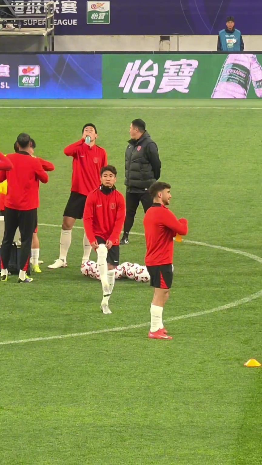 爱屋及乌!韦世豪的妻子“饺子”在看台上受到球迷的热烈追捧